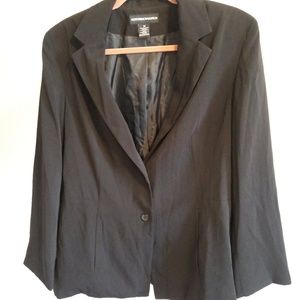 Black blazer with pockets!
